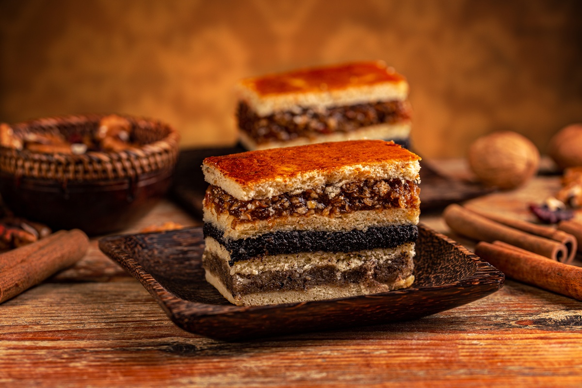 Două porții de prăjitură fragedă cu nuci, mac și mere