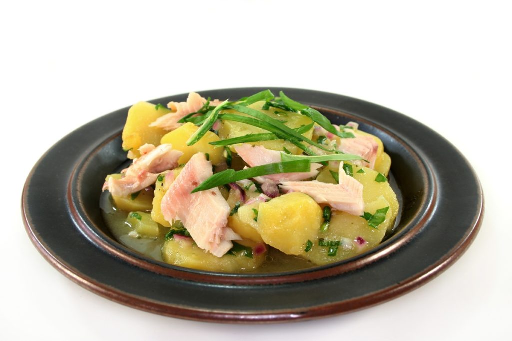 Salată de cartofi cu păstrăv și leurdă în bol negru