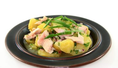 Salată de cartofi cu păstrăv și leurdă în bol negru