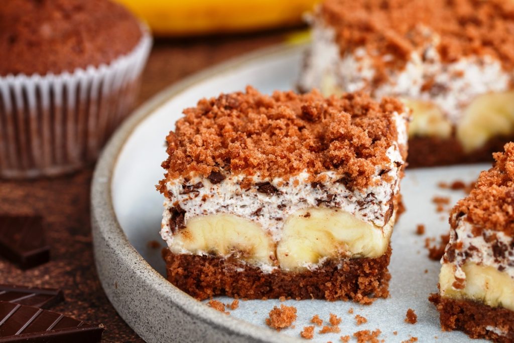 Porții de prăjitură cu nuci, banane și firimituri