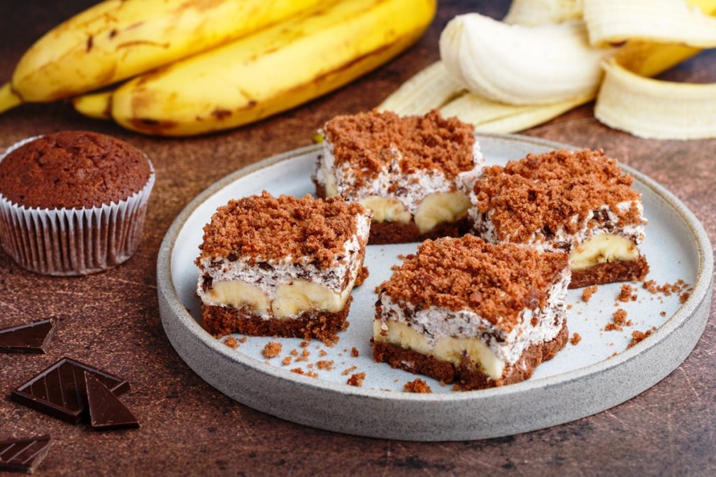 Porții de prăjitură cu firimituri și cremă de nuci cu banane