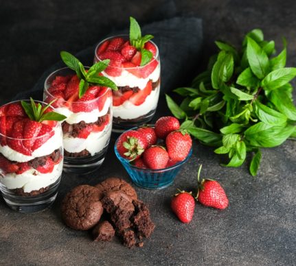 Trifles cu căpșuni și biscuiți cu ciocolată