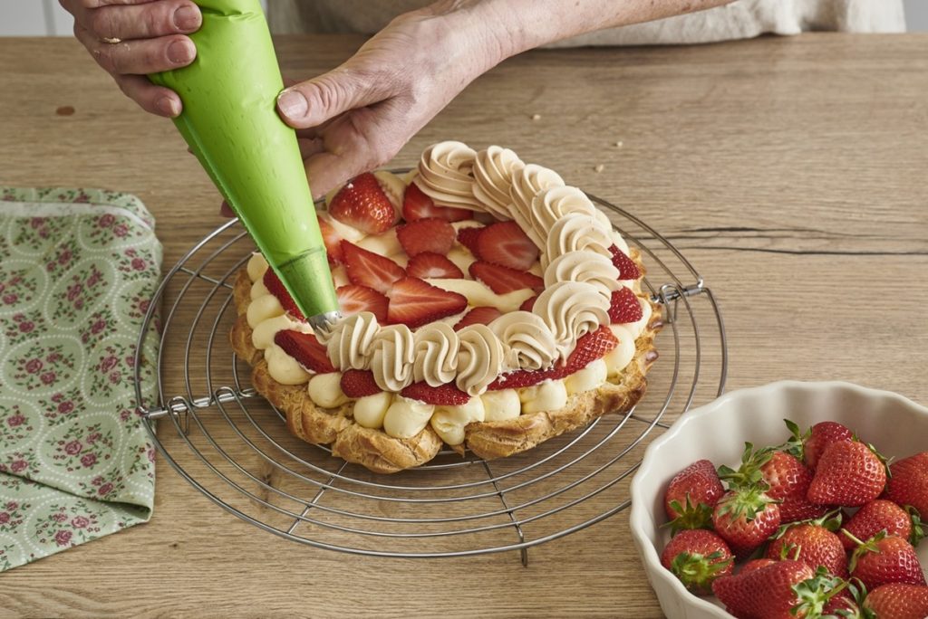 Adăugare cremă de banane cu ajutorul unui posh cu dui stelat