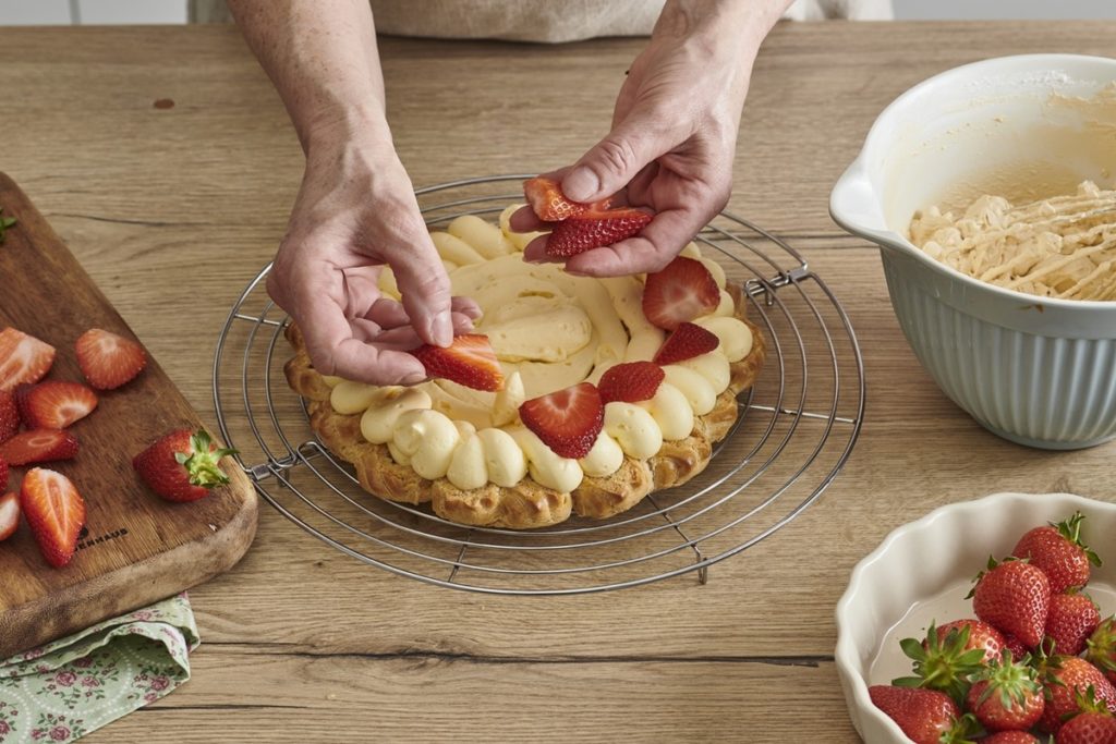 Adăugare căpșuni peste crema de banane