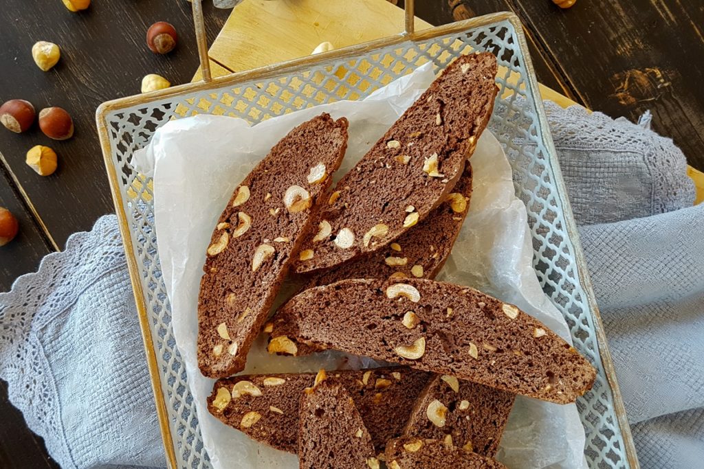 Tavă cu biscotti cu alune și ciocolată