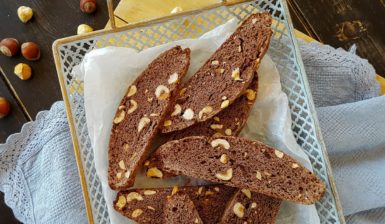 Tavă cu biscotti cu alune și ciocolată