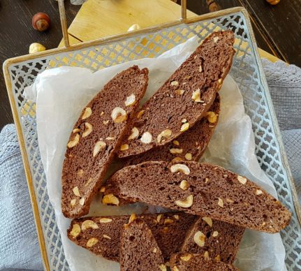 Biscotti cu alune și ciocolată în aluat