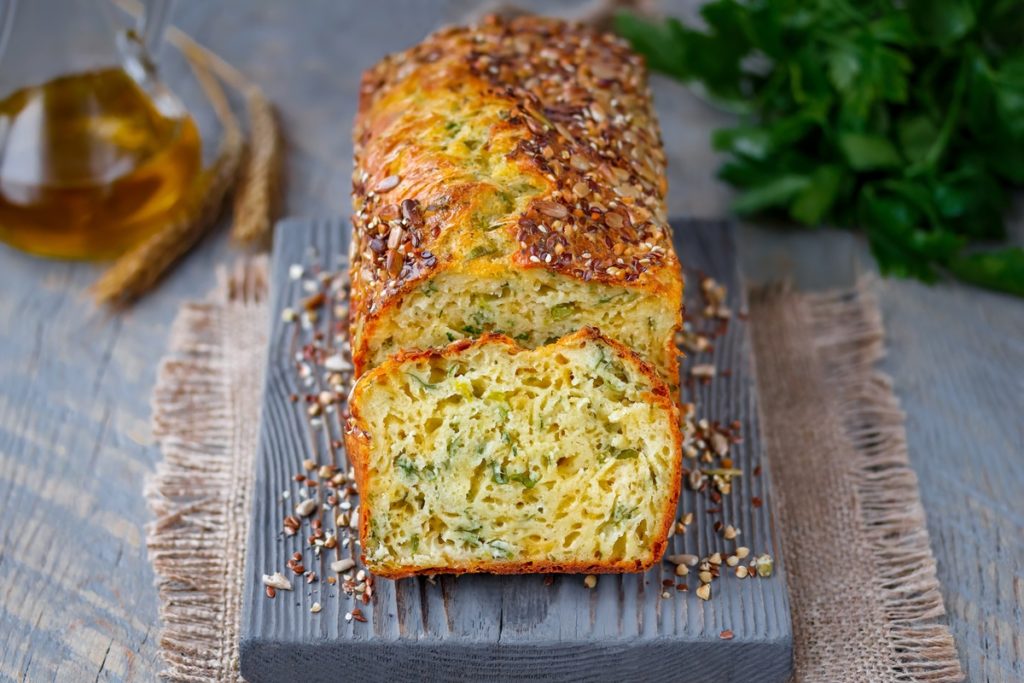 Chec aperitiv cu verdețuri și parmezan, porționat