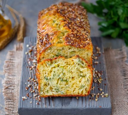 Chec cu verdețuri și parmezan. Rețetă de chec sărat și aromat