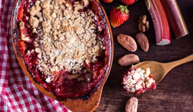 Cobbler cu rubarbă, căpșuni și migdale în vas și în lingură