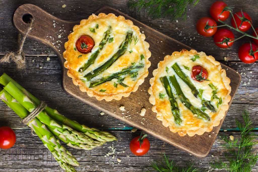 două mini tarte aperitiv cu roșii cherry și sparanghel