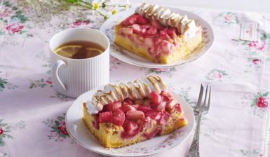 Două porții de pandișpan cu rubarbă și bezea, alături de o ceașcă cu cafea
