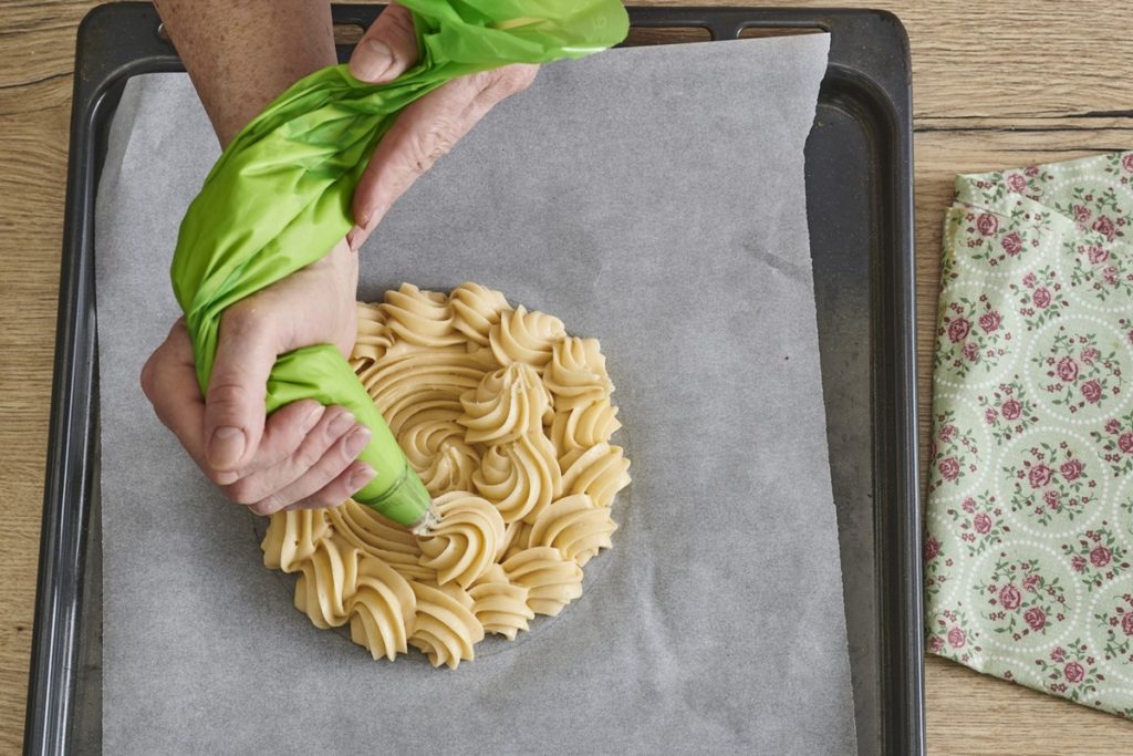 Pasul de formare a blatului de tort Ecler, cu un posh cu dui stelat