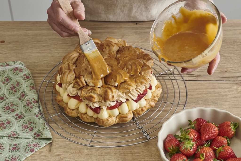 Pasul de glazurare a tortului cu caramel, folosind o pensulă