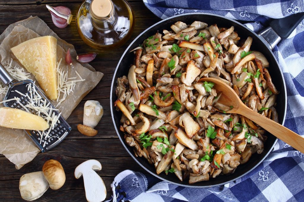 Hribi sotați cu usturoi la tigaie, amestecați cu lingura de lemn