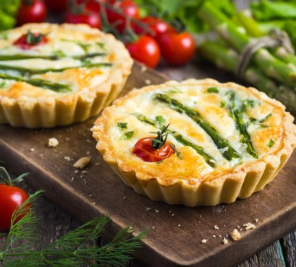 Mini tarte cu sparanghel și roșii cherry