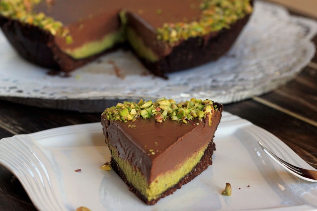 Tartă cu cremă de fistic și ciocolată porționată