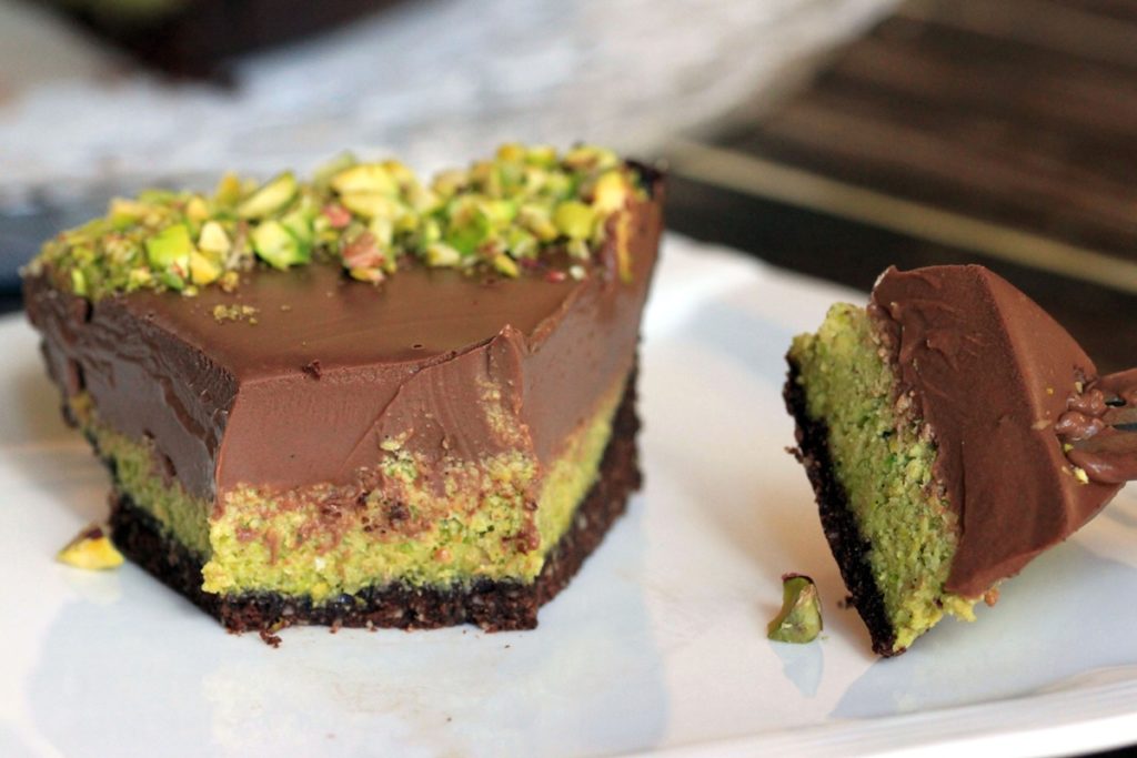 Porție de tartă cu fistic și ciocolată