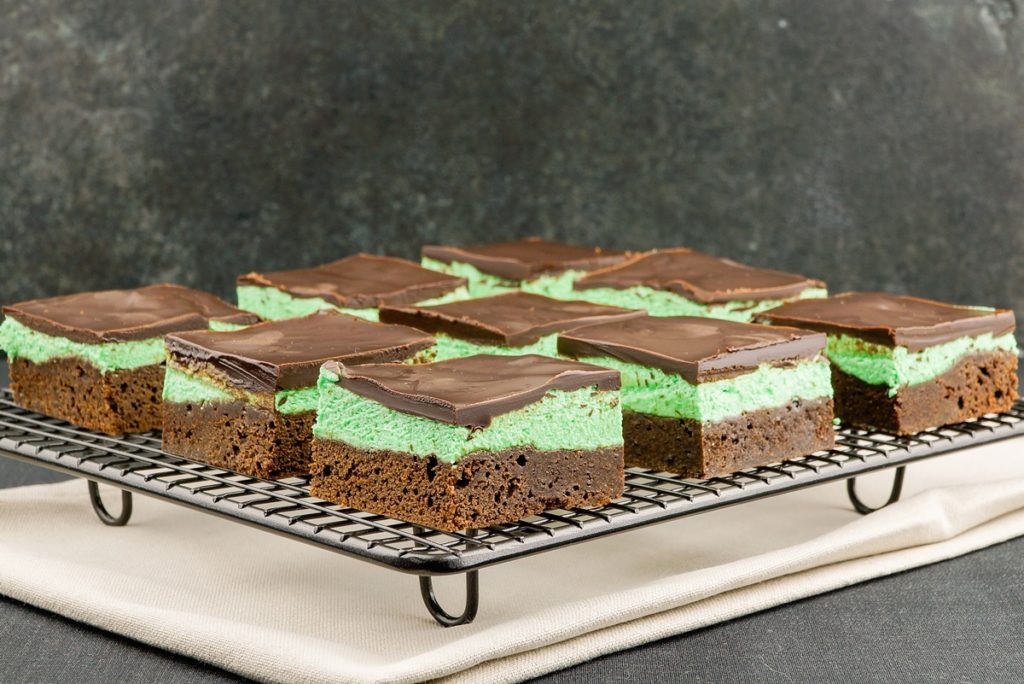 Negresă cu unt de arahide, cremă de mentă și glazură de ciocolată porționată pe un grătar