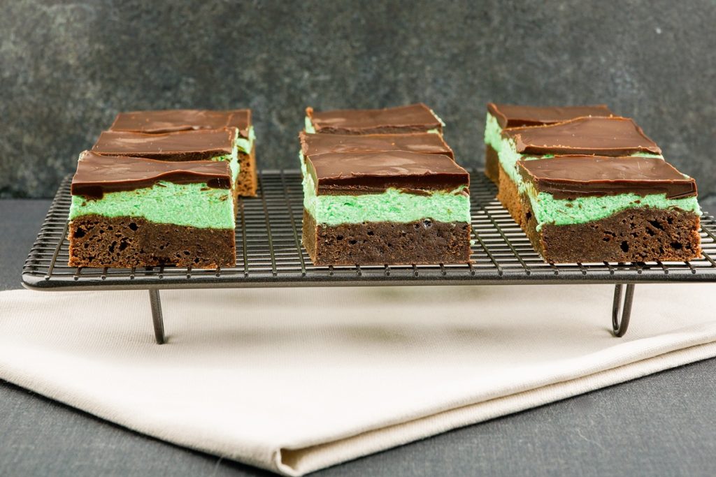 Negresă cu unt de arahide, cremă de mentă și glazură de ciocolată porționată pe un grătar