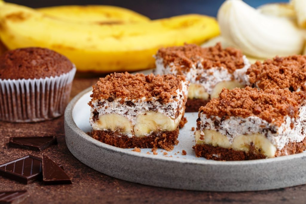 Prăjitură cu firimituri și cremă de nuci cu banane