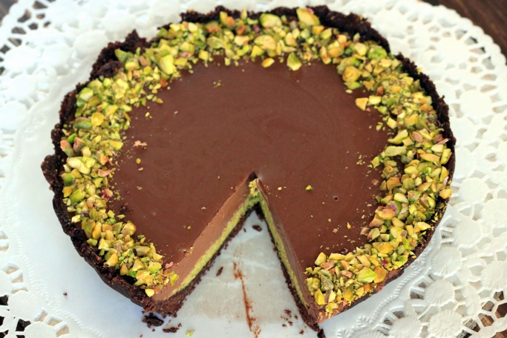 Tartă cu cremă de fistic și ciocolată secționată