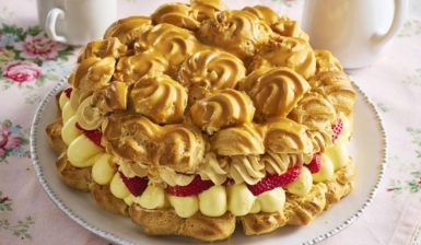 Tort Ecler cu cremă de banane, căpșuni și caramel