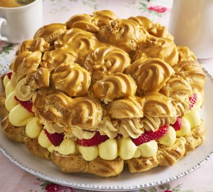 Tort Ecler cu cremă de banane, căpșuni și caramel