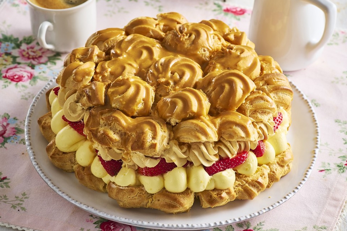 Tort Ecler cu cremă de banane, căpșuni și caramel