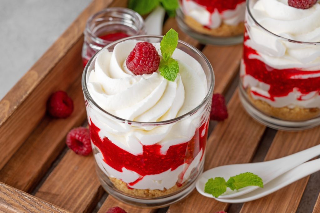 Desert la pahar cu zmeură și cremă de brânză