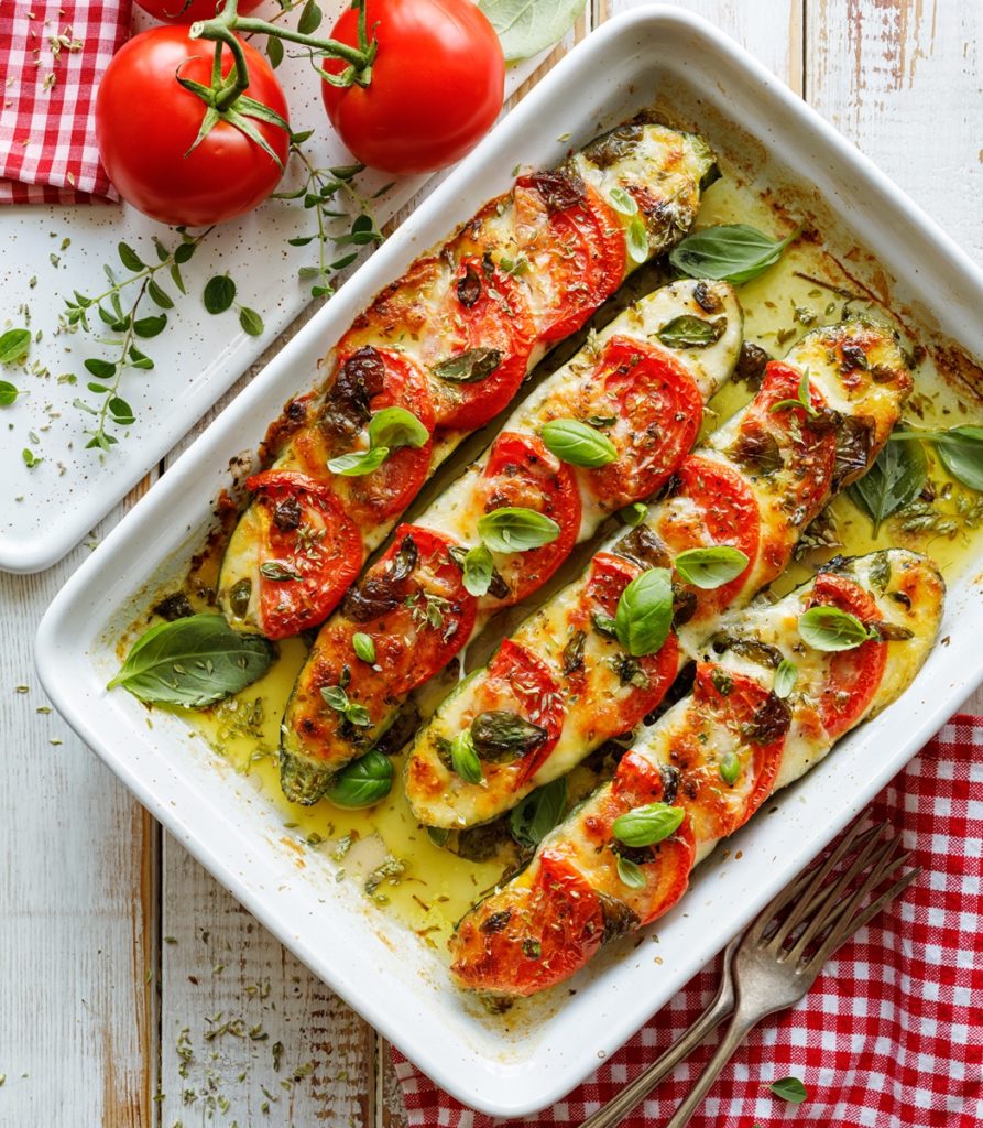 Dovlecei umpluți cu salată caprese în tavă