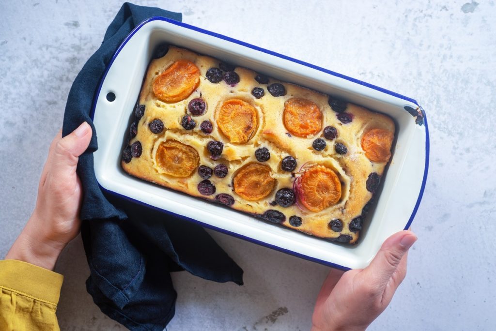 Chec cu caise și afine în tavă