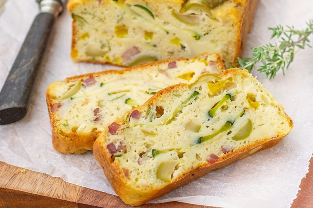 Porții de chec aperitiv cu dovlecei, bacon și măsline verzi