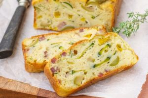 Porții de chec aperitiv cu dovlecei, bacon și măsline verzi