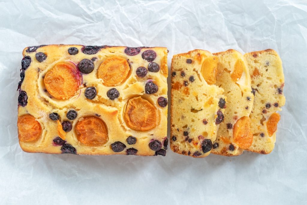 Chec umed cu afine și caise, porționat