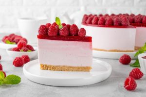 Porție de cheesecake cu jeleu de zmeură