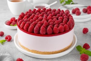 Cheesecake cu zmeură pe un platou
