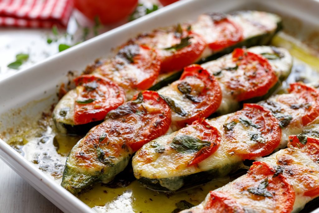 Dovlecei umpluți cu salată caprese în tavă