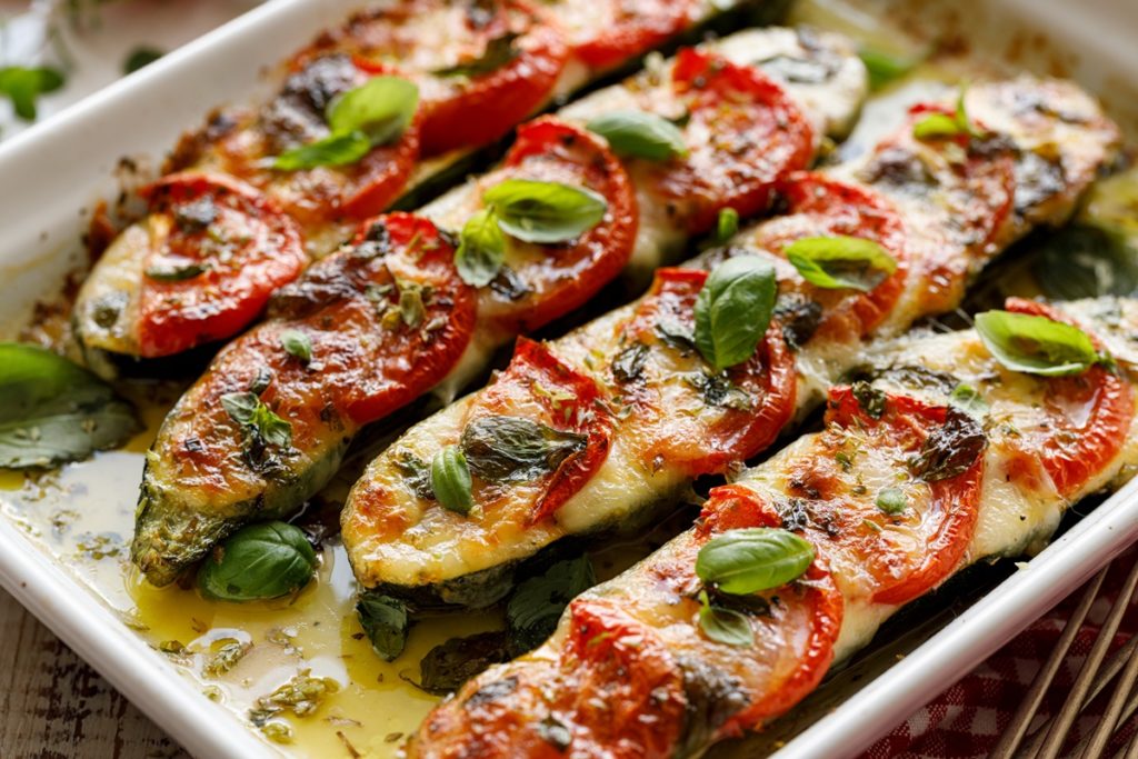 Dovlecei umpluți cu salată caprese, la cuptor