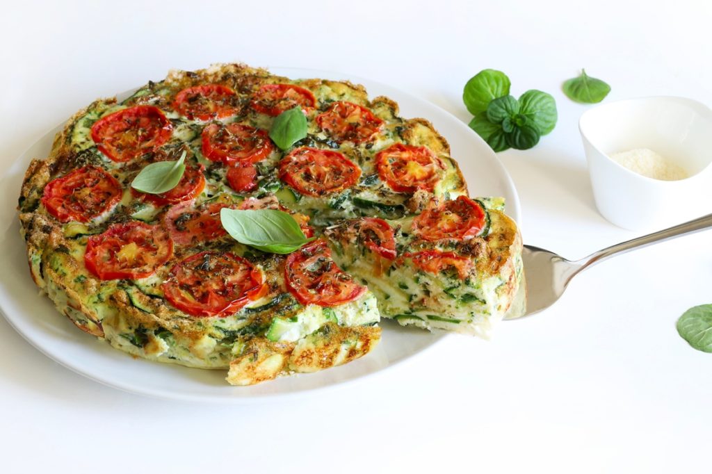 Omletă cu dovlecei și roșii porționată