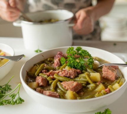 Mâncare de fasole verde cu carne și cartofi