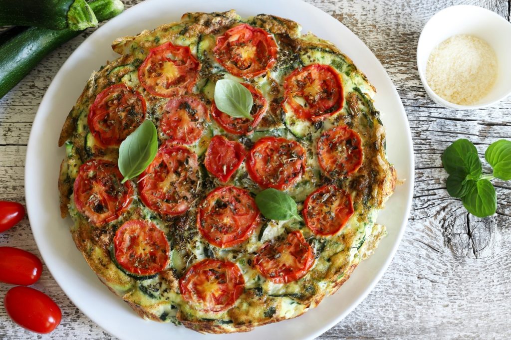 Frittata cu dovlecei și roșii, aromată cu busuioc