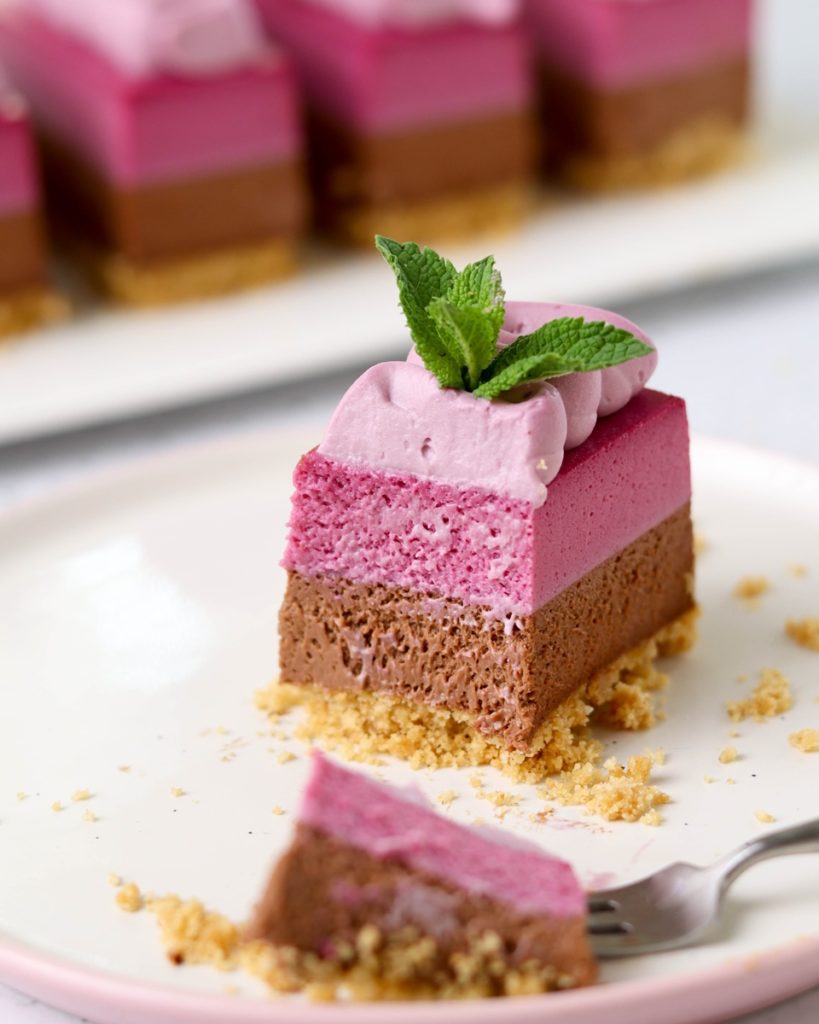 Porție de prăjitură cu mousse de ciocolată și de fructe de pădure