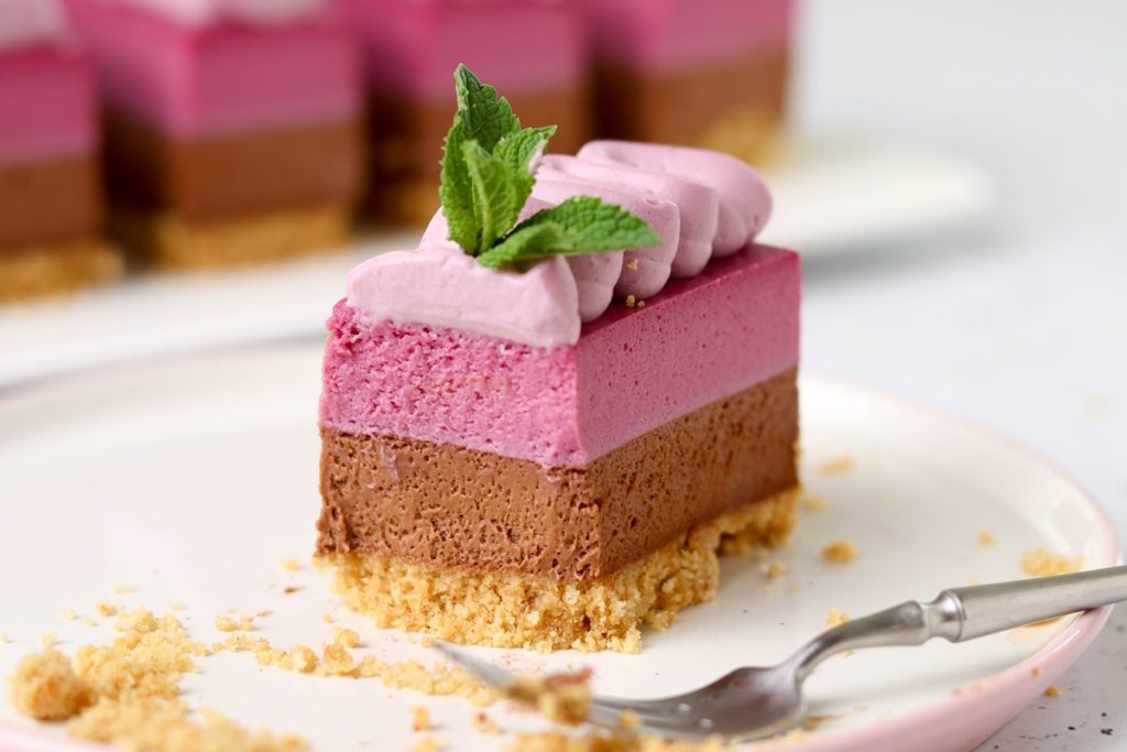 Porție de prăjitură cu mousse de fructe de pădure și de ciocolată