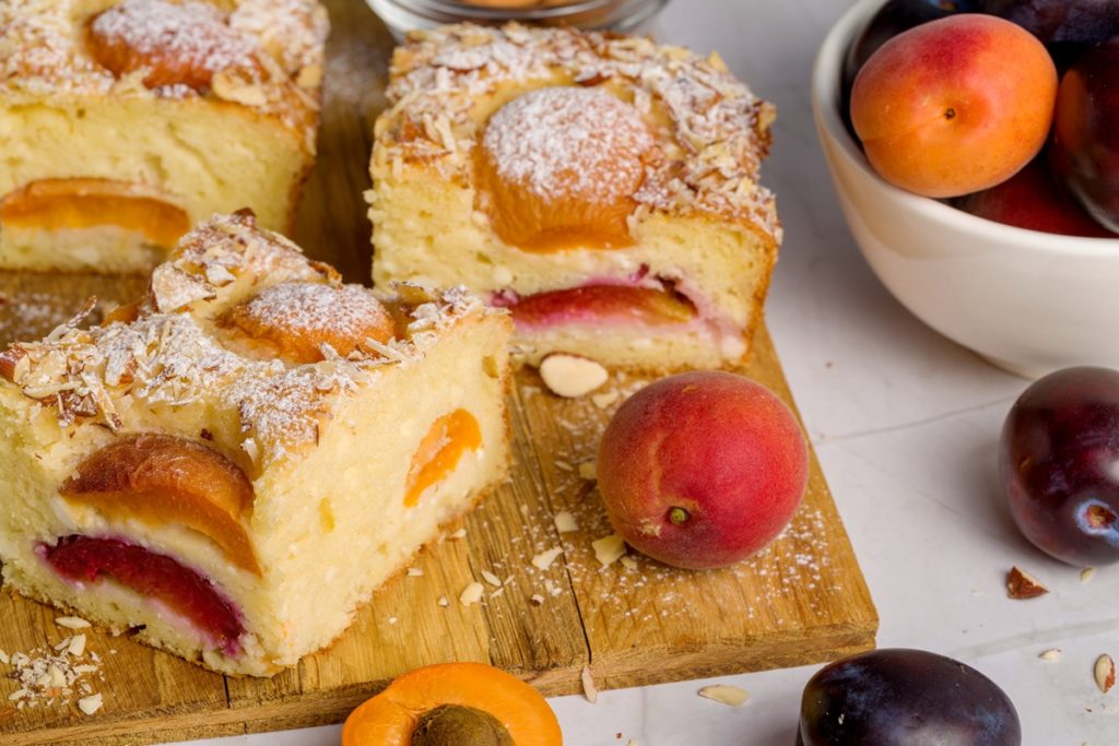 Prăjitură cu caise și nectarine porționată