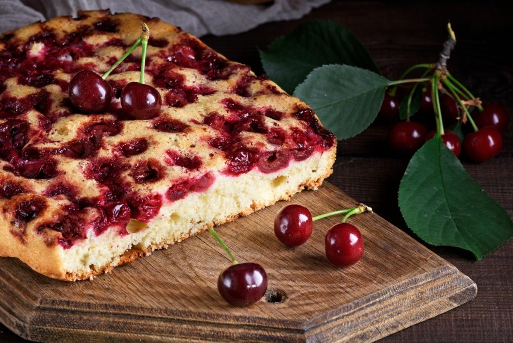 Prăjitură cu chefir și vișine pe un tocător