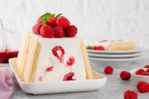Prăjitură cu pișcoturi, cremă de iaurt și zmeură