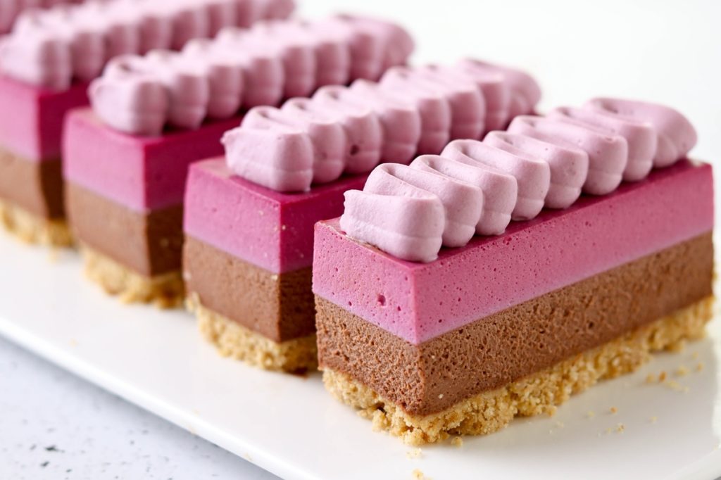 Porții de prăjitură cu mousse de ciocolată și de fructe de pădure