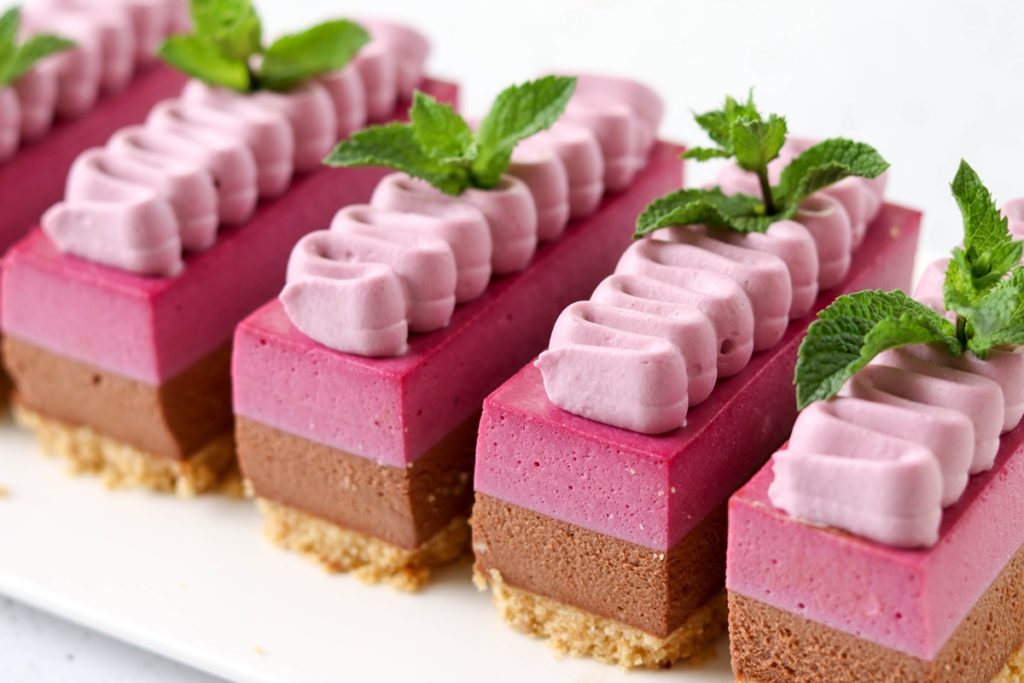 Prăjitură cu mousse de ciocolată și de fructe de pădure -porții