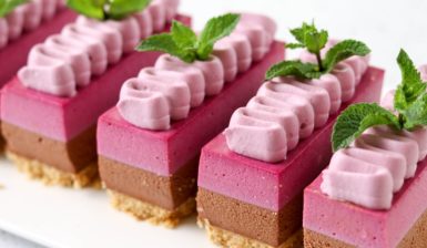 Prăjitură cu mousse de ciocolată și de fructe de pădure -porții